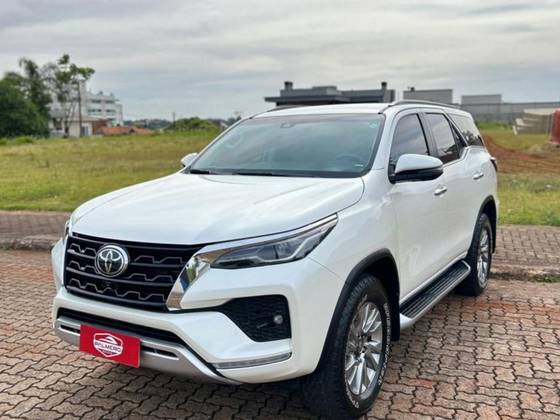 TOYOTA HILUX SW4 2.8 D-4D TURBO DIESEL SRX 4X4 AUTOMÁTICO